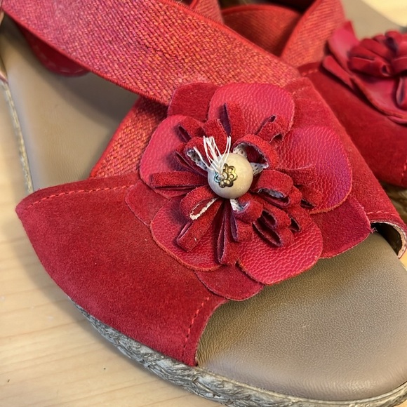 Azura Tan & Red Wedge Sandal - Picture 6 of 6